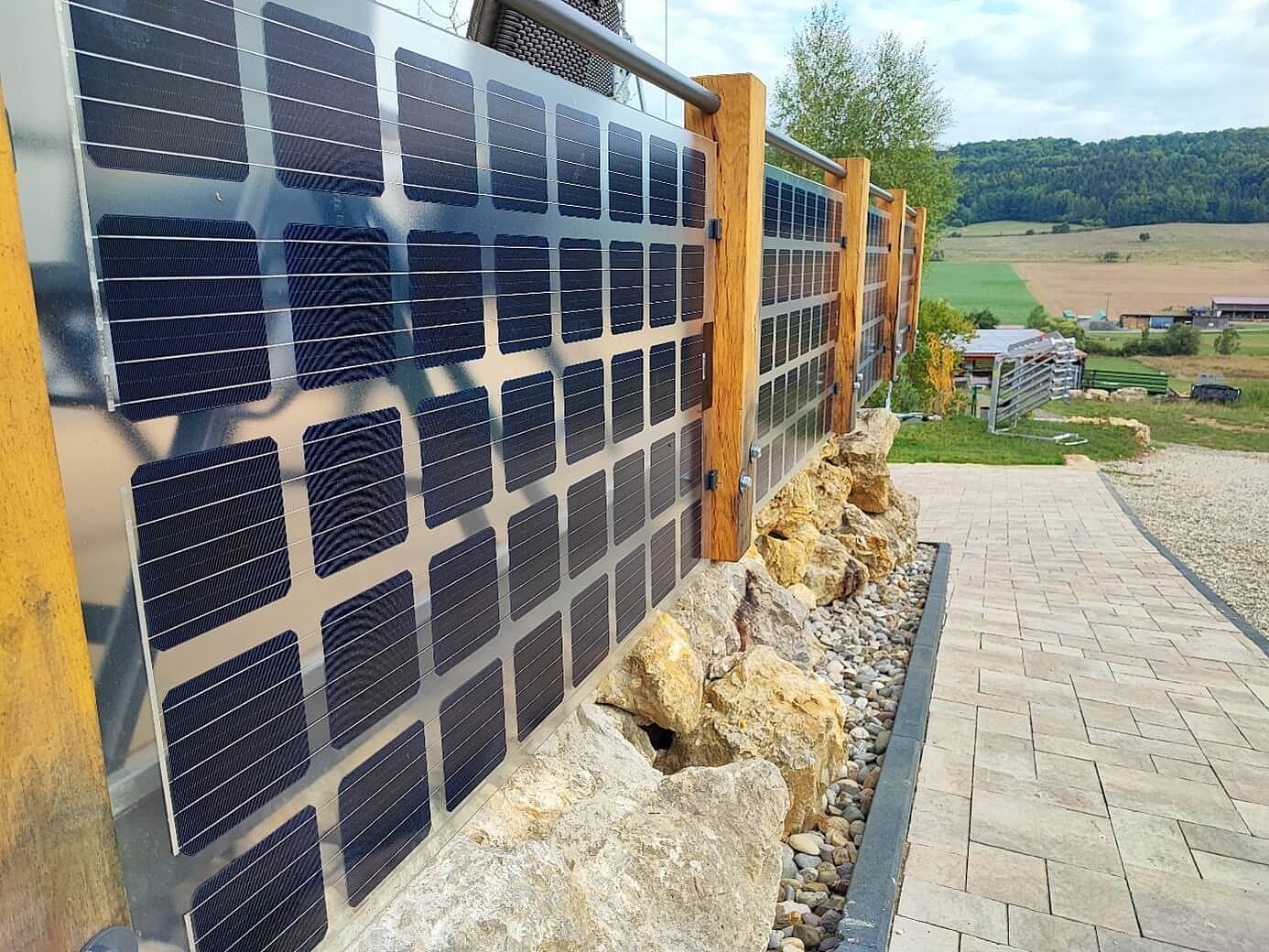 Photovoltaik als Balkon Geländer mit Mini PV