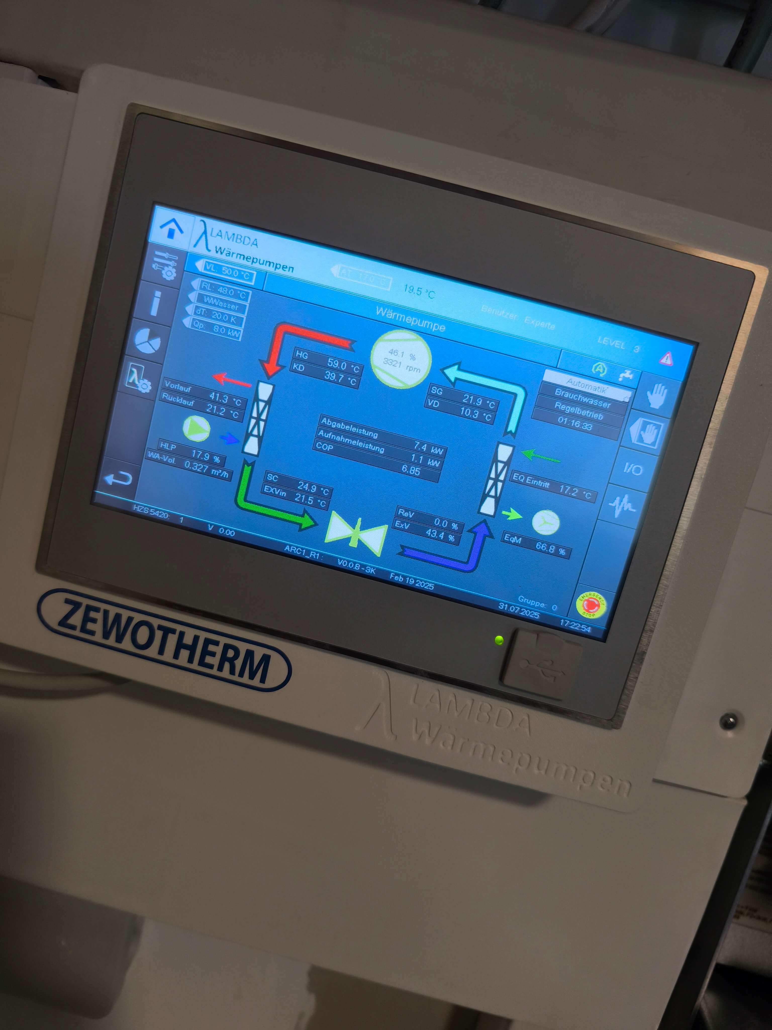 Das Display zeigt die Betriebsparameter einer Wärmepumpe mit verschiedenen Temperatur- und Leistungsanzeigen.